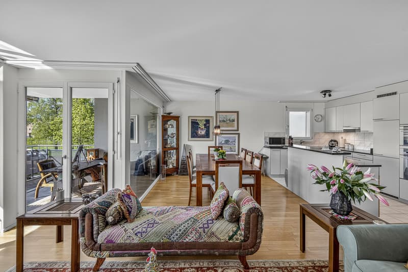 Stylish living with unobstructed panorama (2)