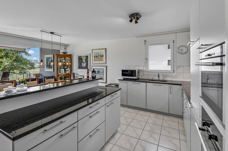 Stylish living with unobstructed panorama (3)