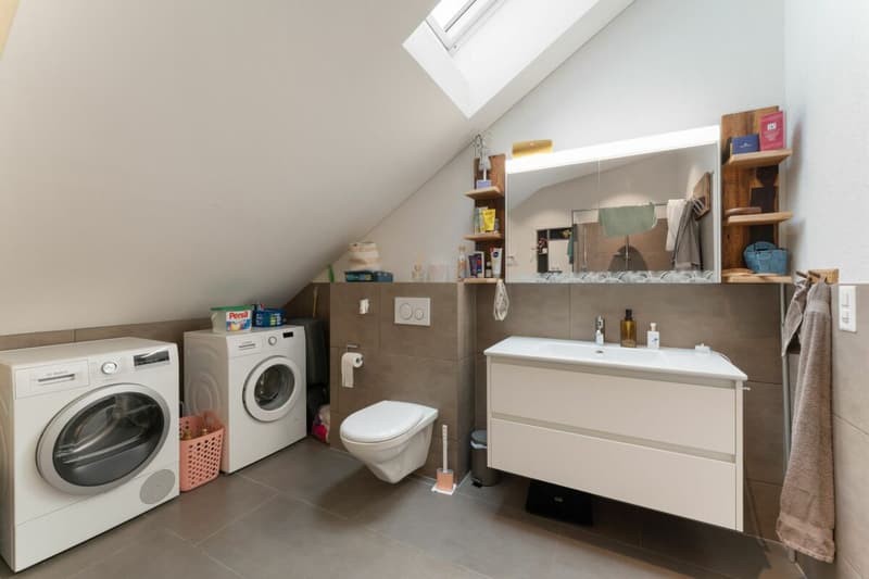 Sanierte Dachwohnung - moderner Ausbaustandard und Wohnkomfort (4)