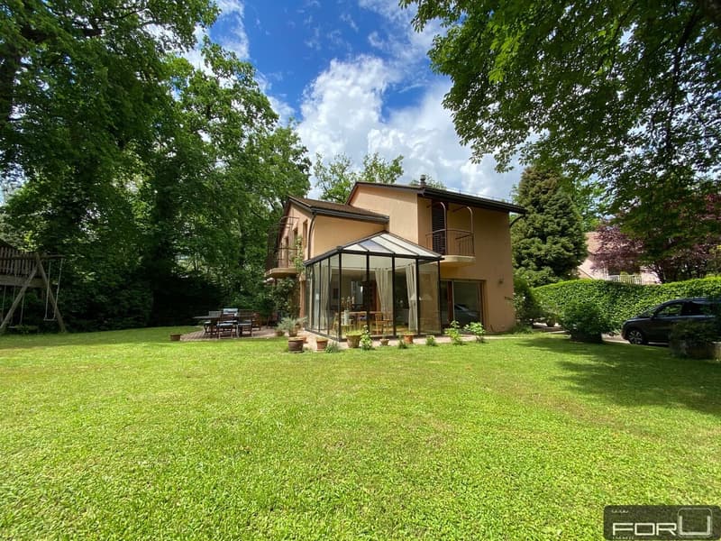 Bella villa individuale in posizione tranquilla con grande giardino a Carouge (1)
