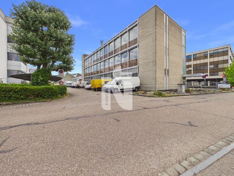 Étages de bureaux et d'activités avec infrastructure logistique professionnelle (1)