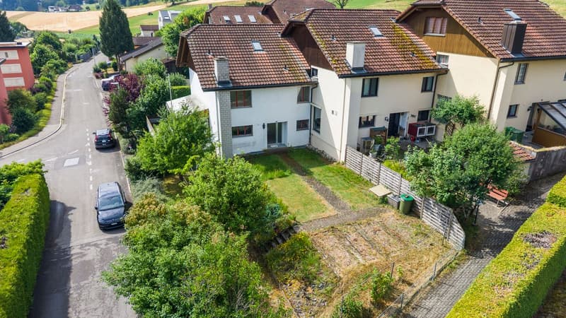 Family-friendly semi-detached house with two garden areas and beautiful views (1)