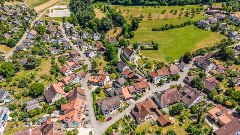 Dorf Idylle, Zentral, viel Potenzial und mit 2.5 Zimmer Einliegerwohnung (Generationenhaus) (2)