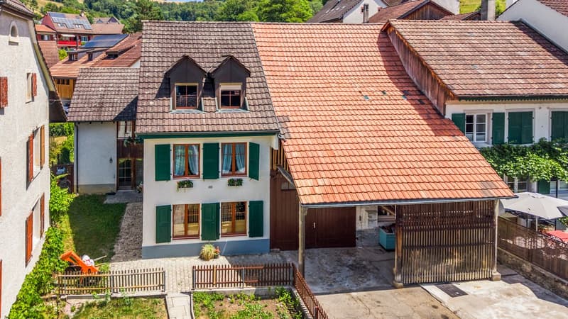 Dorf Idylle, Zentral, viel Potenzial und mit 2.5 Zimmer Einliegerwohnung (Generationenhaus) (2)