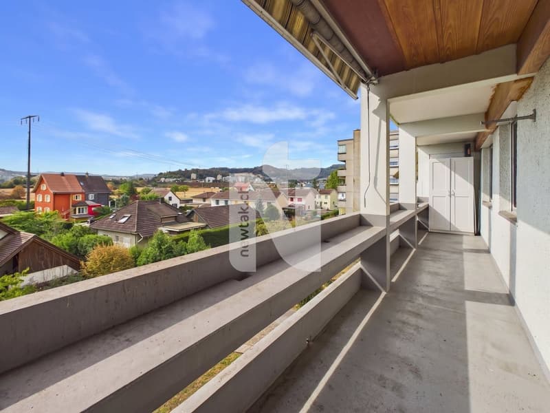 Attraktive 3.5-Zimmer-Wohnung mit 15 m² Balkon und Lift an gut erschlossener Lage in Rheinnähe (1)