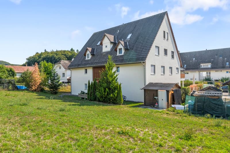 Moderne und helle 4.5-Zimmer-Gartenwohnung an naturnaher Lage mit Lift und Tiefgaragenplatz (2)