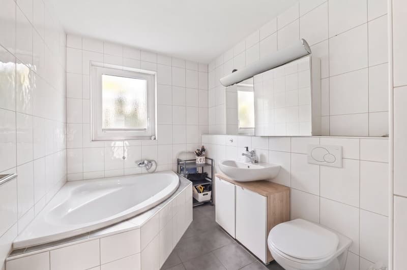 Moderne und helle 4.5-Zimmer-Gartenwohnung an naturnaher Lage mit Lift und Tiefgaragenplatz (11)