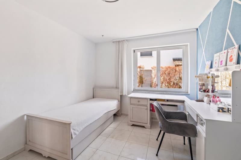 Moderne und helle 4.5-Zimmer-Gartenwohnung an naturnaher Lage mit Lift und Tiefgaragenplatz (10)