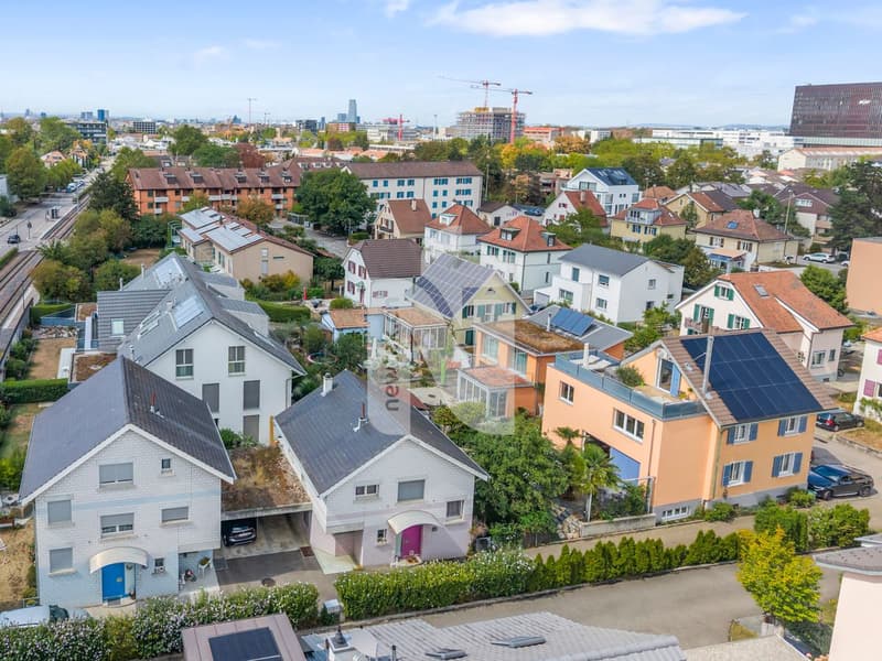 Lichtdurchflutetes Einfamilienhaus mit Gartensitzplatz an zentraler Lage in Muttenz (2)