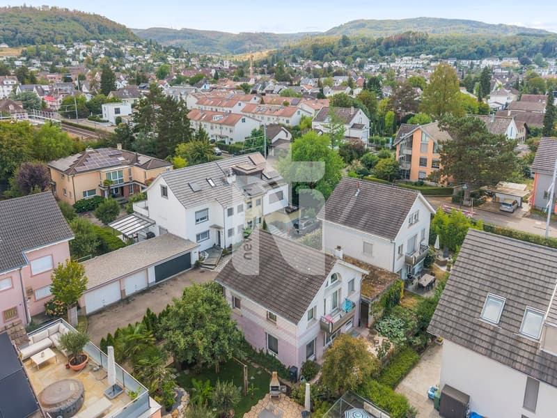 Lichtdurchflutetes Einfamilienhaus mit Gartensitzplatz an zentraler Lage in Muttenz (1)