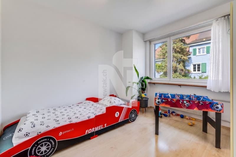 Grosszügiges Familienhaus mit Garten, Garage und Solaranlage an ruhiger, zentraler Lage (8)