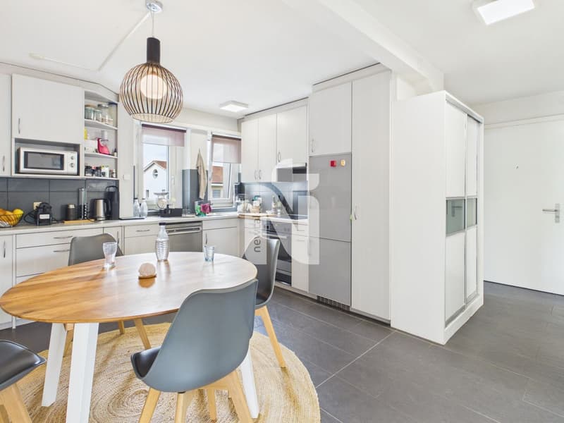 Grosszügig und lichtdurchflutet: 4.5-Zimmer-Wohnung mit Sauna, Balkon und Tiefgaragenplatz (6)