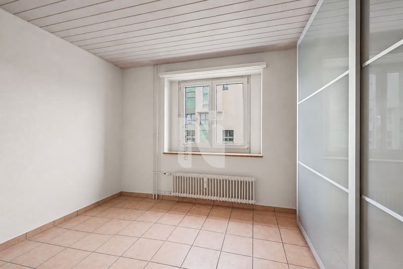 Grosszügig und lichtdurchflutet: 4.5-Zimmer-Wohnung mit Sauna, Balkon und Tiefgaragenplatz (11)