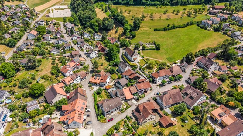 Dorf Idylle, Zentral, viel Potenzial und mit 2.5 Zimmer Einliegerwohnung (Generationenhaus) (3)