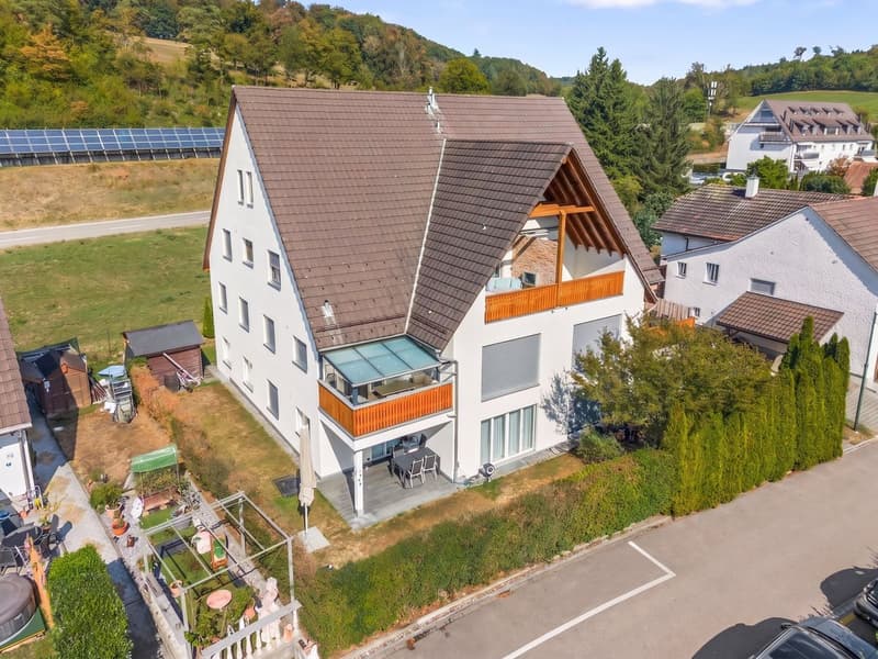 Moderne und helle 4.5-Zimmer-Gartenwohnung an naturnaher Lage mit Lift und Tiefgaragenplatz (2)