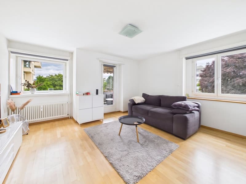Grosszügig und lichtdurchflutet: 4.5-Zimmer-Wohnung mit Sauna, Balkon und Tiefgaragenplatz (2)