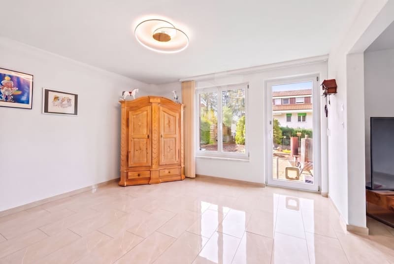 Grosszügig, familienfreundlich und modern mit Garten und Weitblick (13)