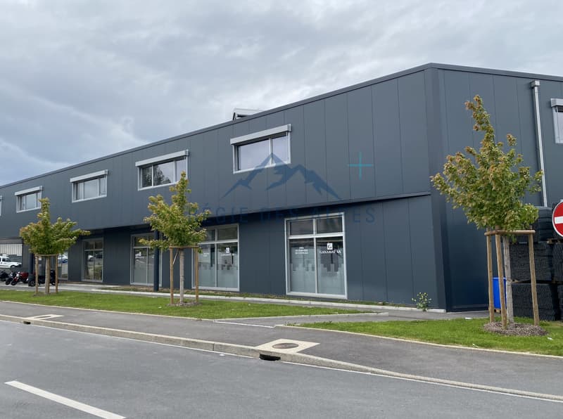Surface industrielle dans un bâtiment neuf en ZI (1)