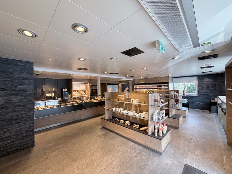 Modernes Ladenlokal an der Landstrasse in Klosters Platz (1)