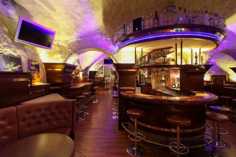 Pub rustico in posizione ottimale a Mels / Aiuto per il lancio: affitto di fatturato senza rischi (2)