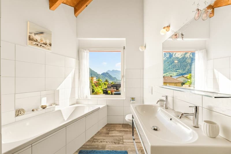 Nasszelle mit Dusche und Badewanne