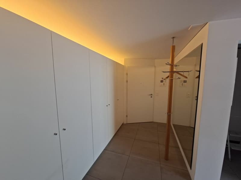 Garderobe mit indirekter Beleuchtung
