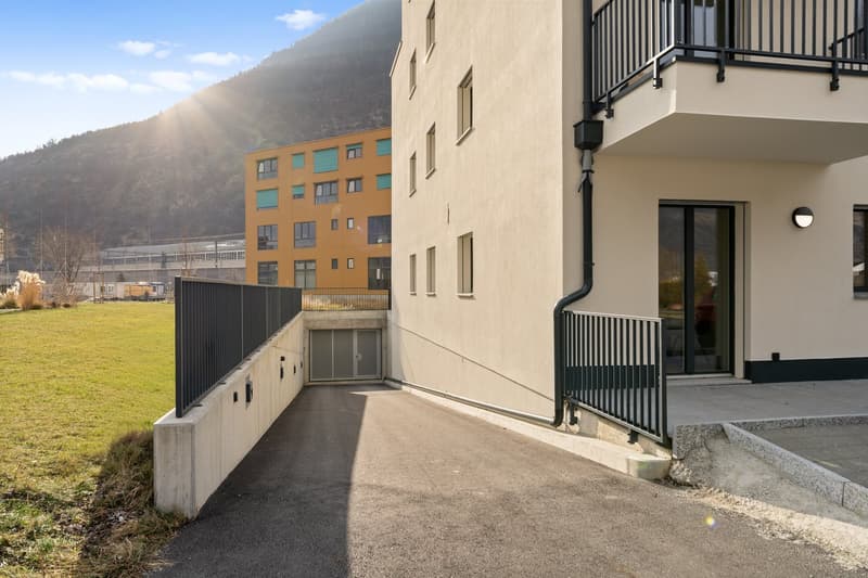 Place de parking dans un immeuble moderne neuf (1)