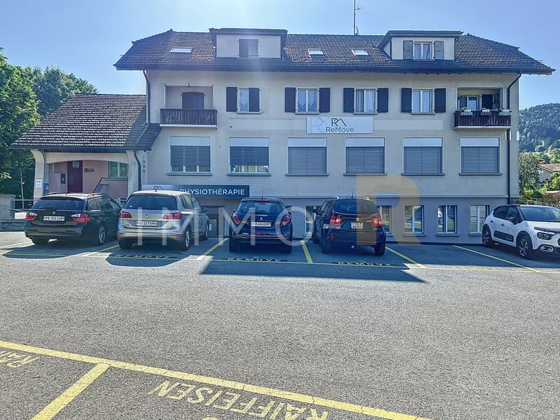 Mixed building in the center of Semsales (1)
