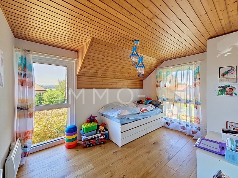 Semi-detached house with garden (4)