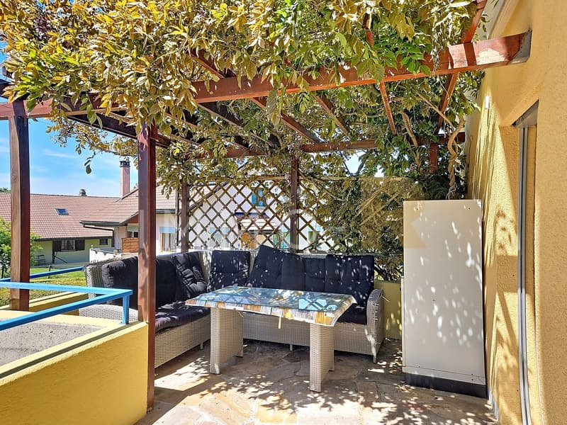 Semi-detached house with garden (9)