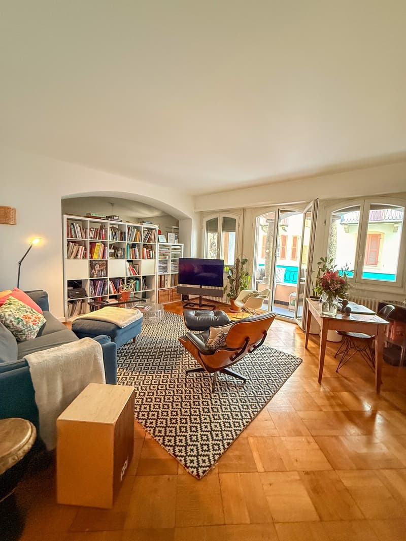 RESERVE - Rare find - Beautiful character apartment in Sion's Old Town (2)