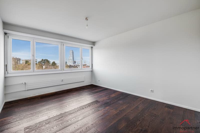 empty room, wooden floor, white walls, large windows, city view