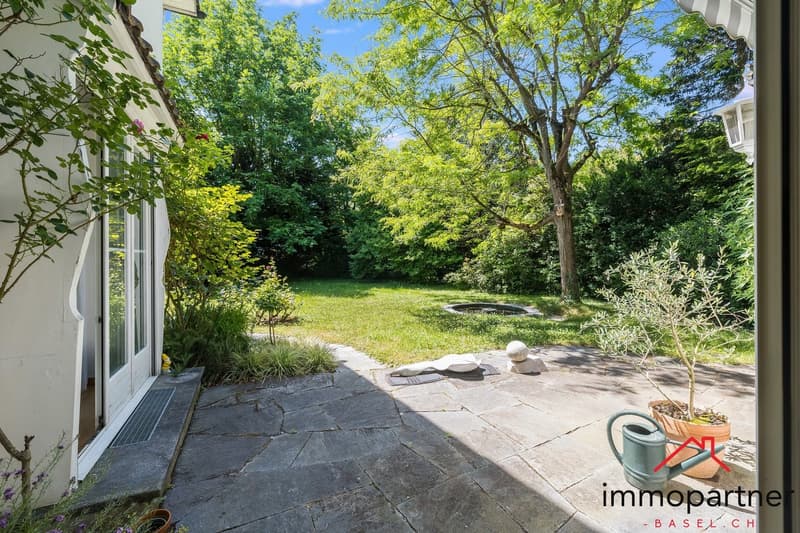 Villa mit Traumgarten und Entwicklungspotenzial in Binningen (11)
