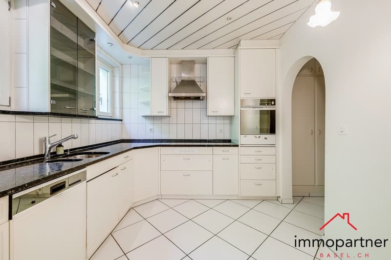 Villa mit Traumgarten und Entwicklungspotenzial in Binningen (5)