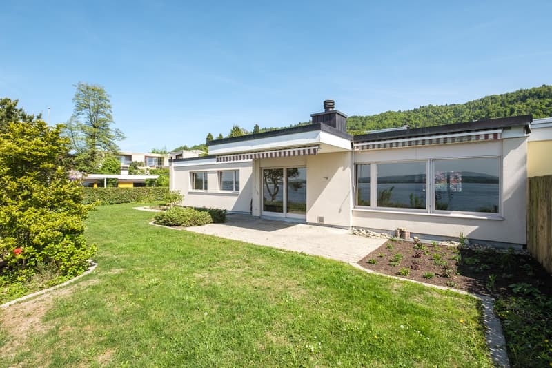 Gebäude (einseitig angebaut) und Garten
