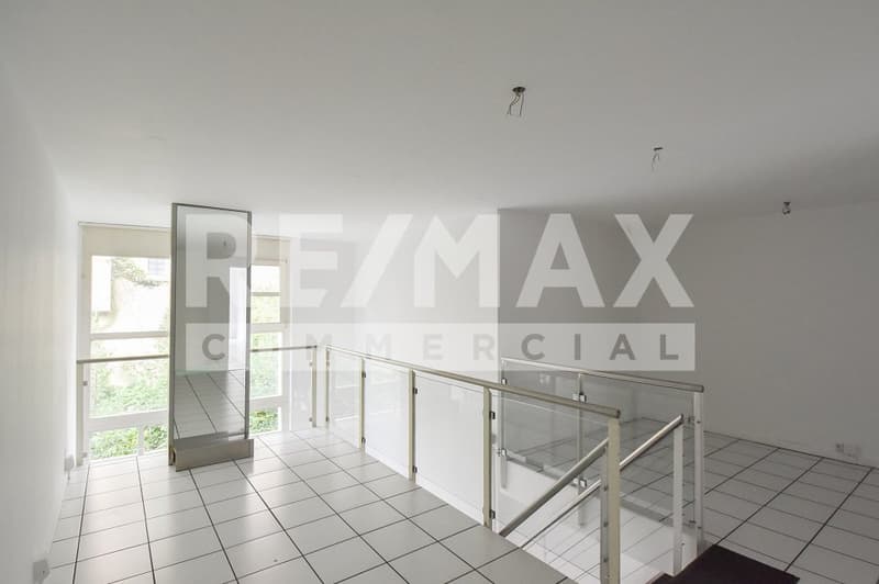Modern, bright and central: Maisonette commercial space (7)