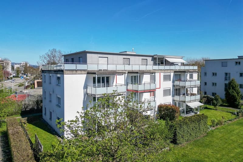 Centrally located 2.5 room apartment in a sunny location with a view! (1)
