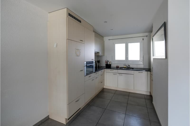 Centrally located 2.5 room apartment in a sunny location with a view! (8)