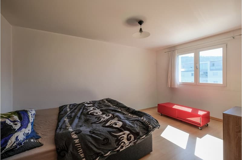 Centrally located 2.5 room apartment in a sunny location with a view! (6)