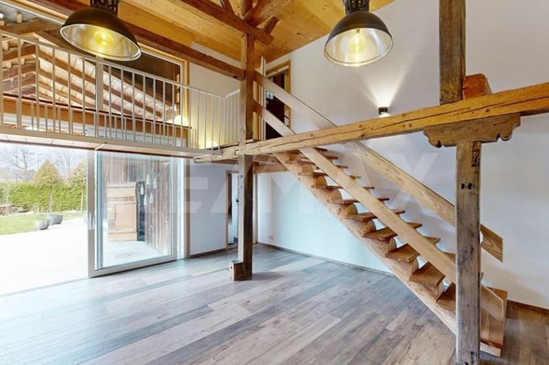 Casa di 6 locali elegantemente curata con piscina naturale e grande giardino (2)