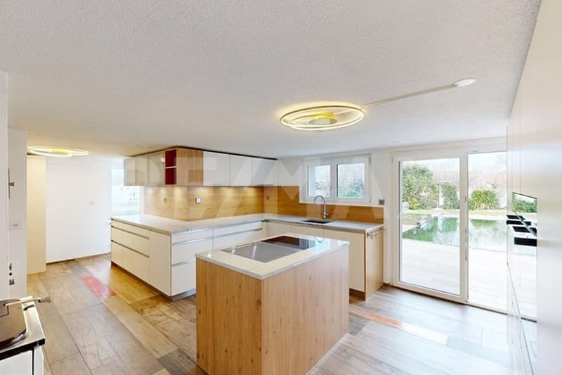 Casa di 6 locali elegantemente curata con piscina naturale e grande giardino (4)