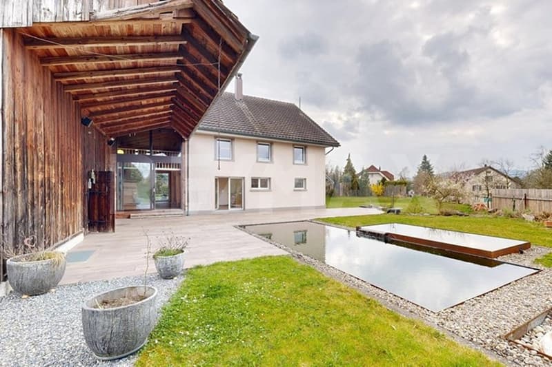 Casa di 6 locali elegantemente curata con piscina naturale e grande giardino (8)