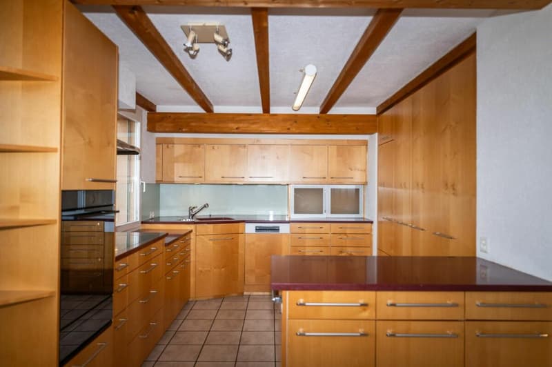 Spacious, bright attic maisonette apartment in top location with distant view (6)