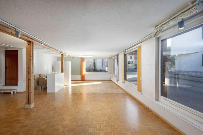 Spacious commercial property with potential (4)