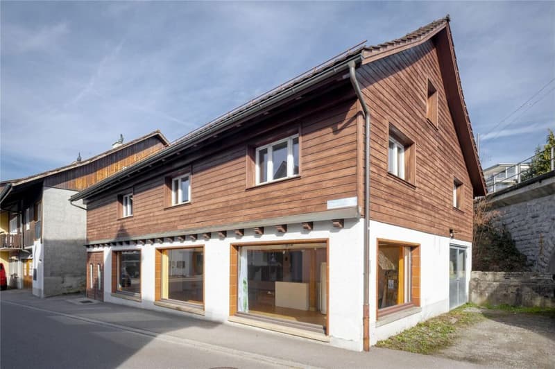 Spacious commercial property with potential (1)