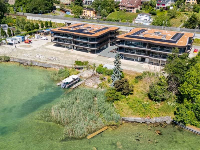 Facing the lake! Spacious and voluminous (9)