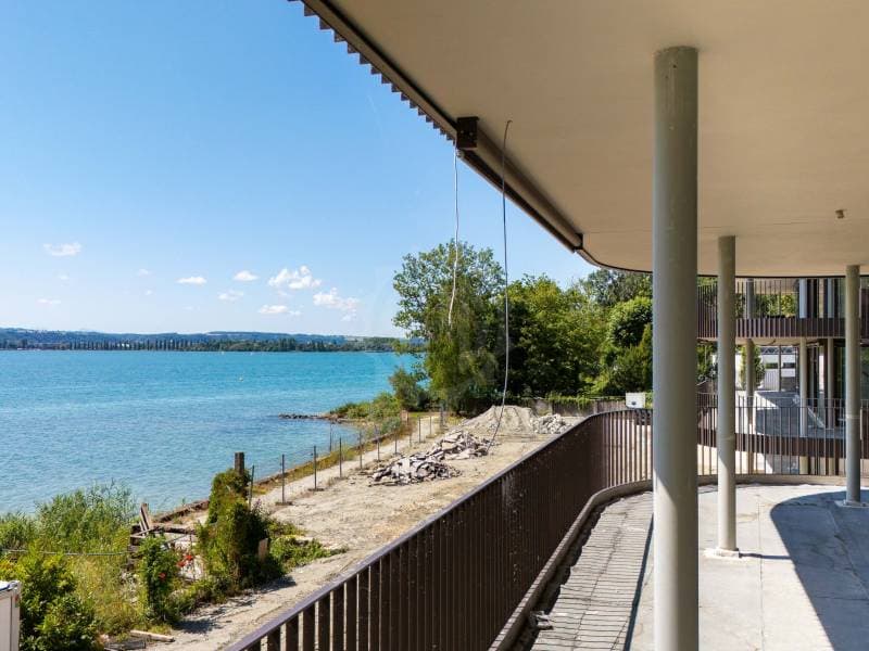 Facing the lake! Spacious and voluminous (6)