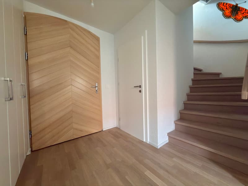 Una piccola casa su tre piani a Romont (5)