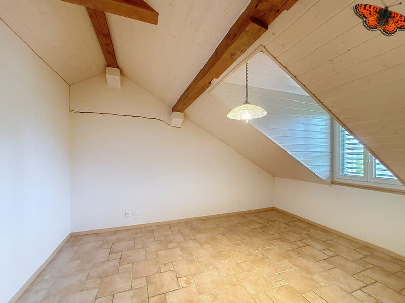Charming semi-detached house with lovely building plot (8)