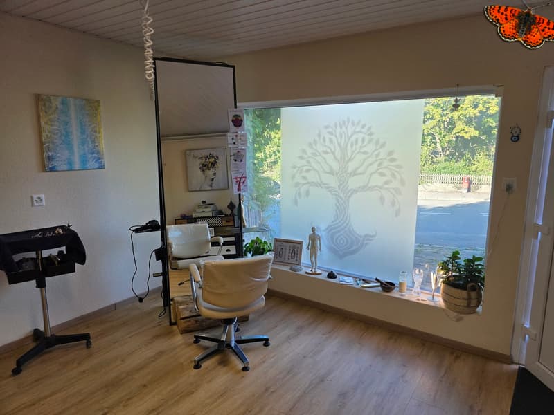 une pièce avec un bureau, une chaise et une grande fenêtre / a room with a desk, chair, and large window